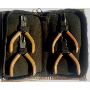 11,5x7,5cm brown case with 4 mini pliers